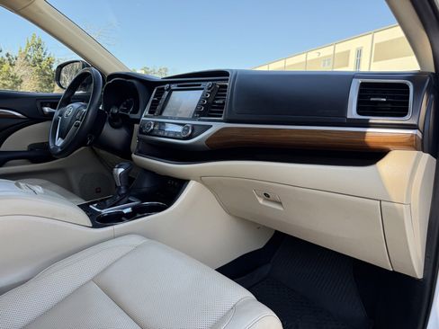 Used 2019 Toyota Highlander Limited image 23