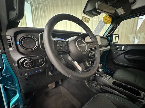 Used 2024 Jeep Wrangler Rubicon w/ Technology Group image 23