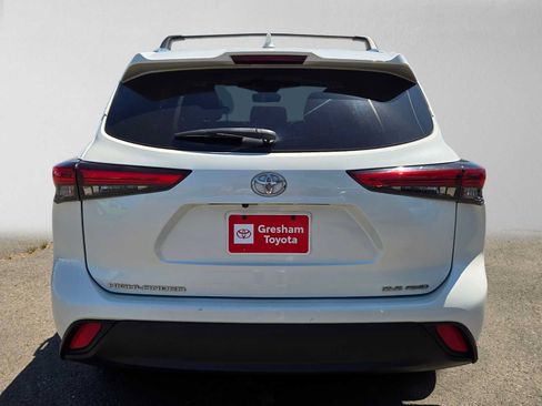 Used 2020 Toyota Highlander XLE AWD/4WD image 5