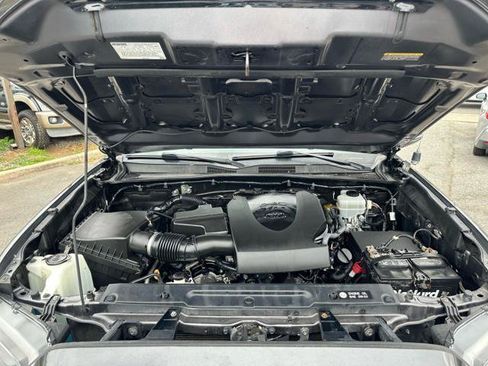 Used 2017 Toyota Tacoma TRD Sport AWD/4WD image 23