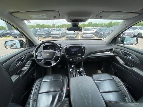 Used 2020 Chevrolet Traverse LT w/ Driver Confidence II Package AWD/4WD image 17