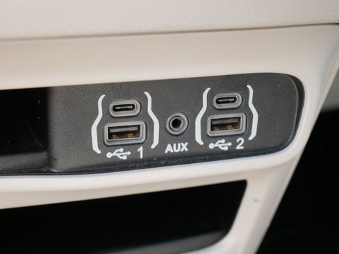 Used 2023 Chrysler Pacifica Touring-L FWD image 25