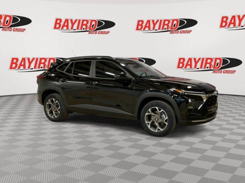 Used 2024 Chevrolet Trax LT w/ Sunroof Package FWD image 2