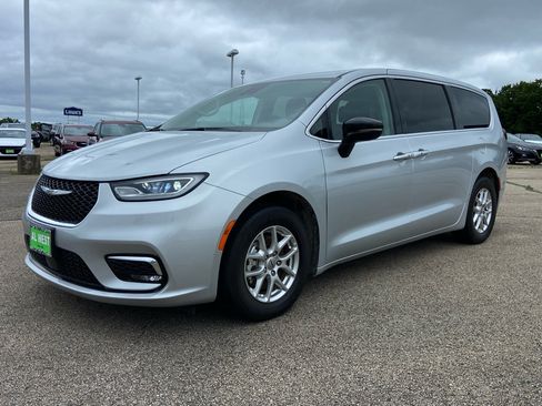 Used 2024 Chrysler Pacifica Touring-L FWD image 7