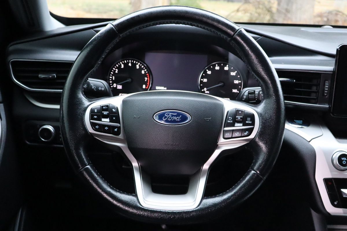 Used 2022 Ford Explorer XLT w/ Equipment Group 202A AWD/4WD image 18