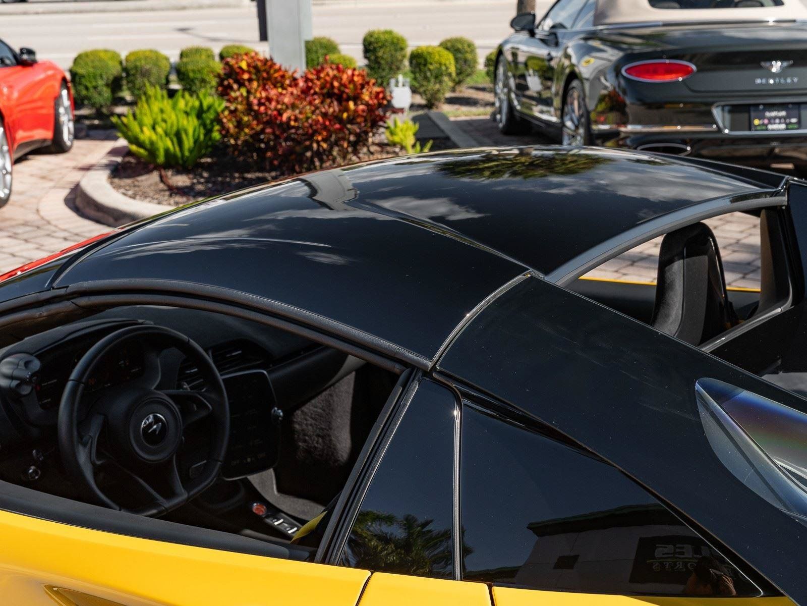 Used 2025 McLaren Artura Spider RWD image 31