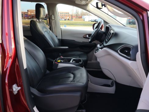 Used 2019 Chrysler Pacifica Touring-L image 14