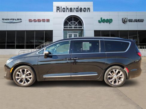 Used 2020 Chrysler Pacifica Limited image 3