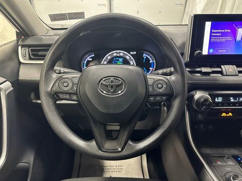 Used 2025 Toyota RAV4 LE AWD/4WD image 18