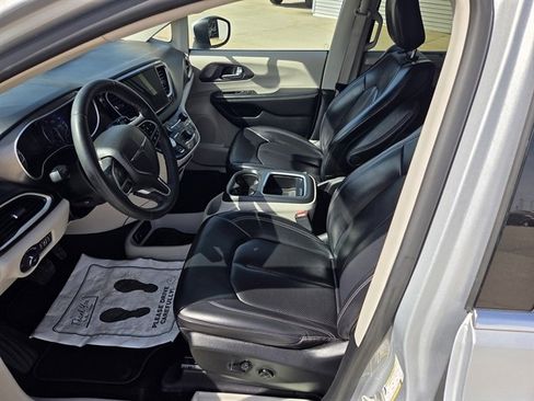Used 2023 Chrysler Pacifica Touring-L image 5