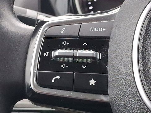 Used 2024 Kia Carnival EX image 22