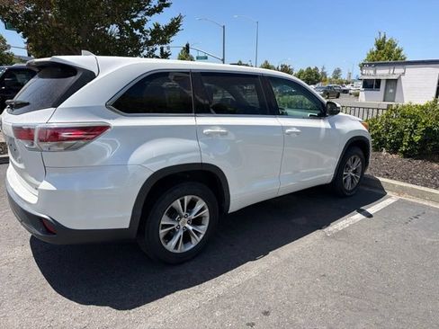 Used 2014 Toyota Highlander Plus FWD image 4