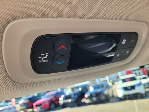 Used 2024 Chrysler Pacifica Touring-L image 11