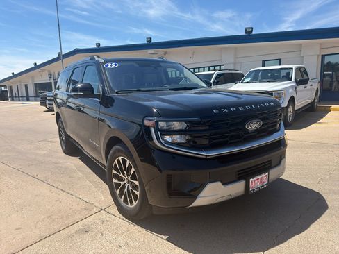 Used 2025 Ford Expedition Max Platinum AWD/4WD image 2