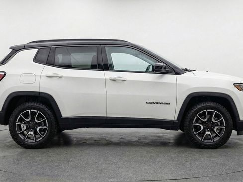 Used 2025 Jeep Compass Trailhawk AWD/4WD image 11