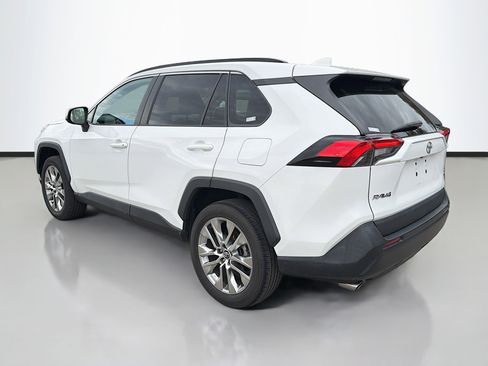 Used 2020 Toyota RAV4 XLE Premium image 5