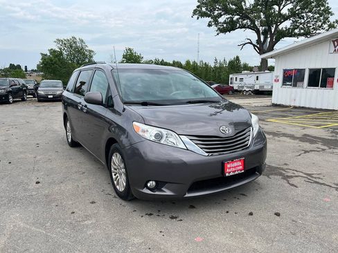Used 2012 Toyota Sienna XLE w/ Entertainment Pkg FWD image 3