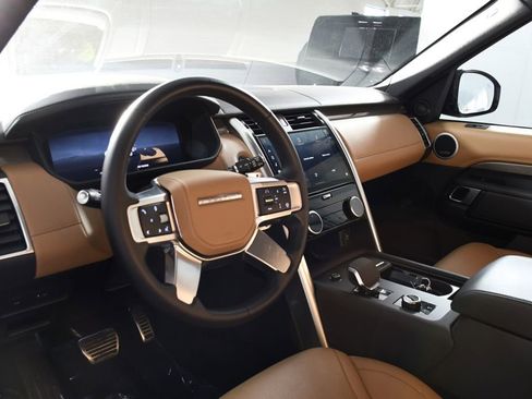 Used 2024 Land Rover Discovery Metropolitan Edition image 12