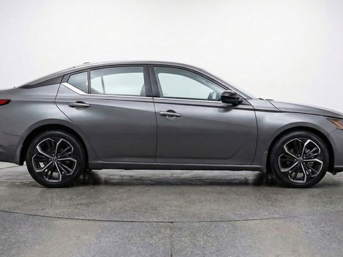 Used 2025 Nissan Altima 2.5 SR FWD image 11