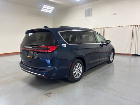 Used 2021 Chrysler Pacifica Touring FWD image 8