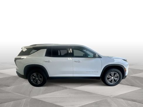 Used 2025 Chevrolet Traverse LT FWD image 9