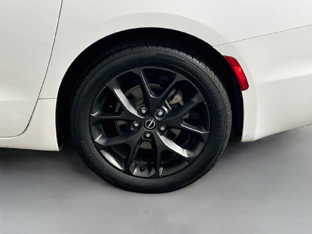 Used 2025 Chrysler Pacifica Limited FWD image 38