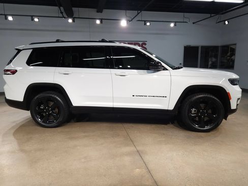 Used 2024 Jeep Grand Cherokee L Limited w/ Black Appearance Package AWD/4WD image 8
