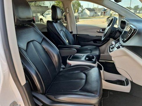 Used 2023 Chrysler Pacifica Touring-L FWD image 26