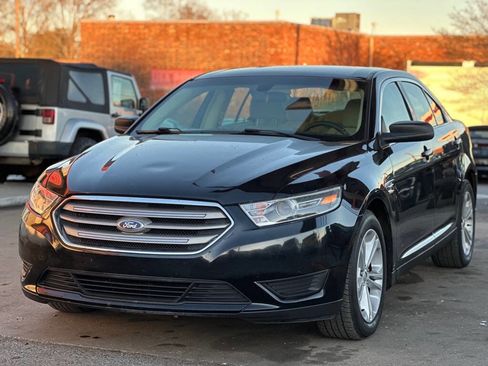 Used 2016 Ford Taurus SE image 3