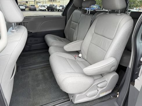 Used 2016 Toyota Sienna XLE FWD image 16