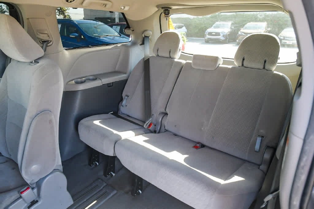 Used 2017 Toyota Sienna LE FWD image 18