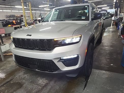 Used 2023 Jeep Grand Cherokee Limited w/ Black Appearance Package AWD/4WD image 1