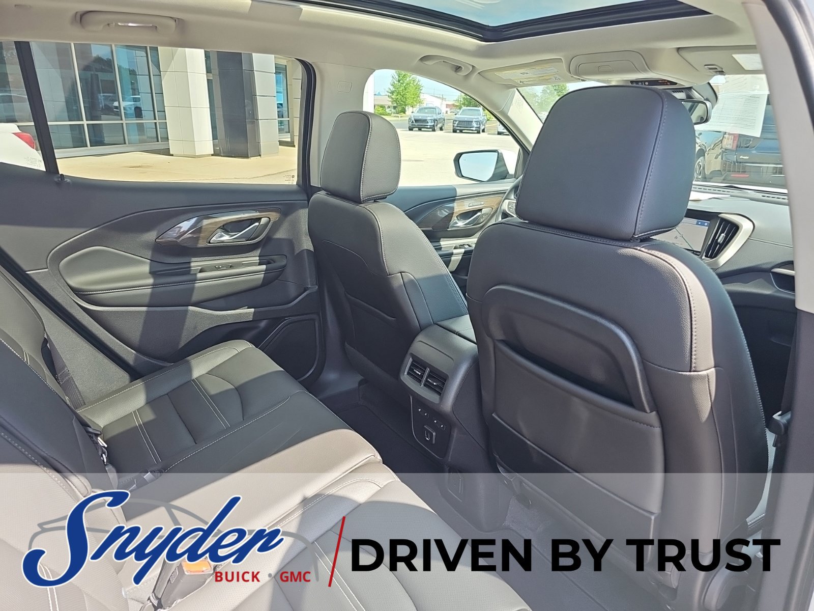 Used 2024 GMC Terrain Denali w/ Denali Premium Package AWD/4WD image 34
