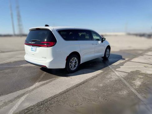 New 2026 Chrysler Pacifica Limited image 12