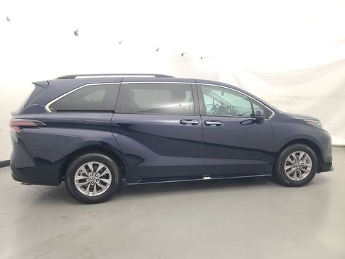 Used 2024 Toyota Sienna XLE image 3