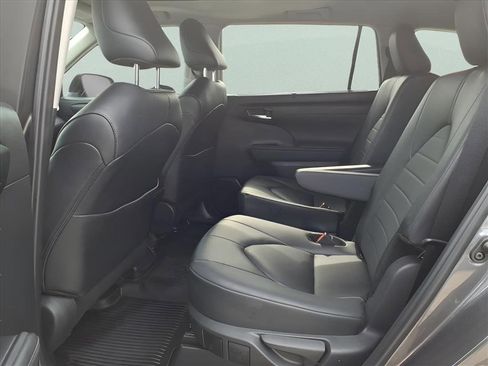 Used 2024 Toyota Highlander XLE image 19