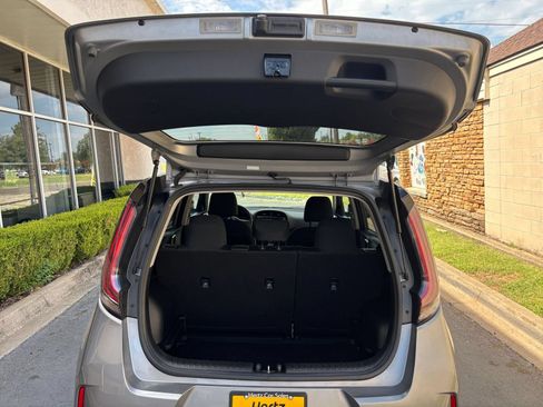 Used 2025 Kia Soul LX w/ LX Technology Package FWD image 28