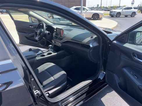Used 2025 Nissan Altima 2.5 SV FWD image 15