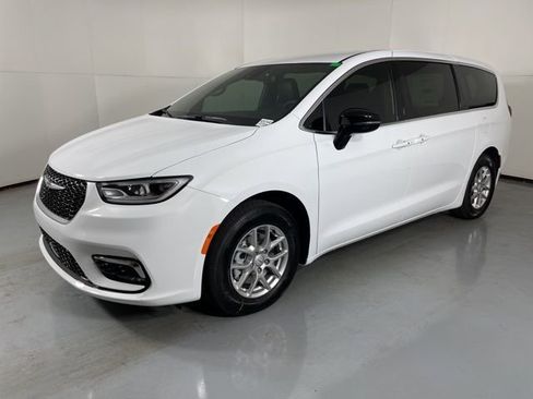 New 2025 Chrysler Pacifica Select image 4