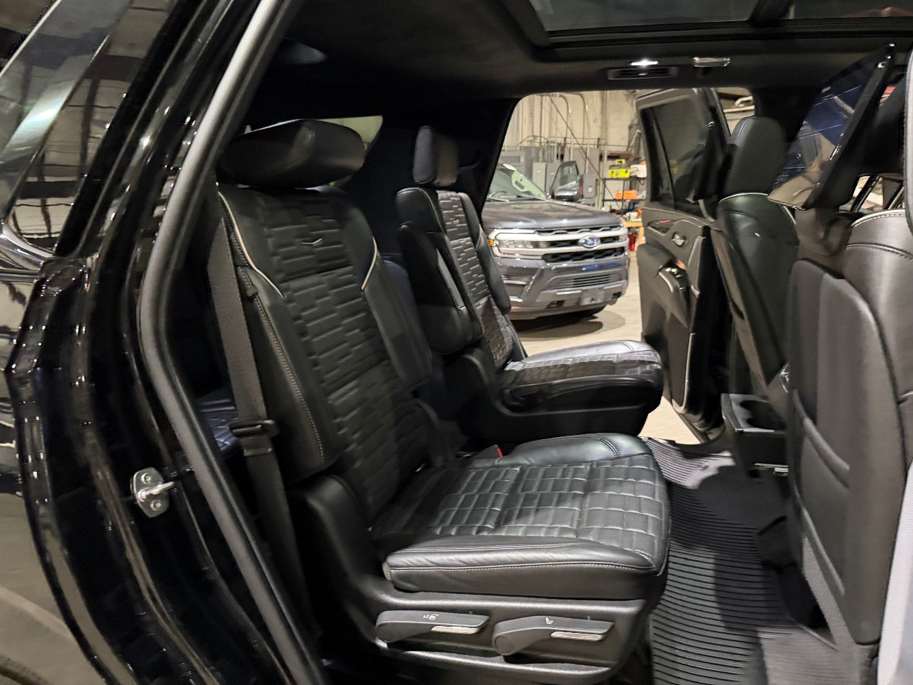 Used 2022 Cadillac Escalade Sport Platinum w/ LPO, ONYX Package AWD/4WD image 23