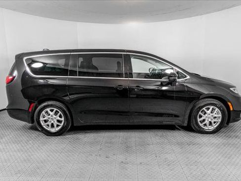 Used 2024 Chrysler Pacifica Touring-L image 9