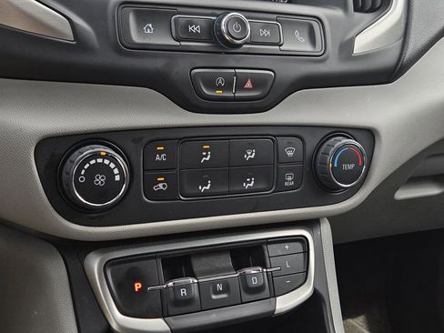Used 2024 GMC Terrain SLE FWD image 24