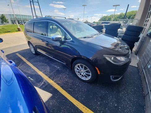 Used 2018 Chrysler Pacifica Limited w/ Tire & Wheel Group FWD image 4