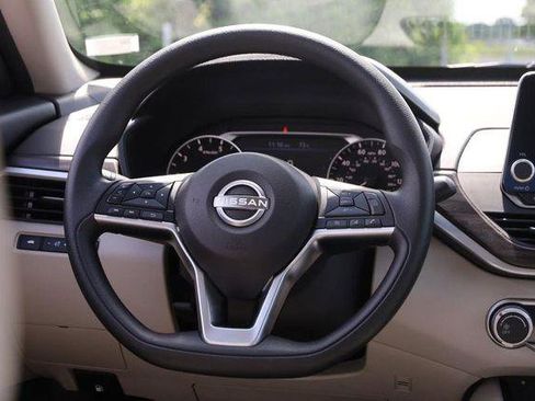 Used 2025 Nissan Altima 2.5 SV FWD image 22