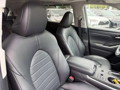 Used 2023 Toyota Highlander XLE FWD image 17