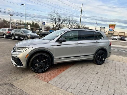 Certified 2024 Volkswagen Tiguan SE R-Line image 3