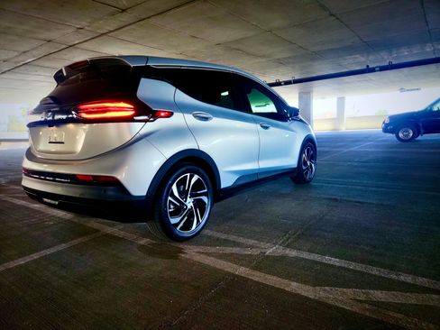 Used 2023 Chevrolet Bolt LT w/ Infotainment Package FWD image 6
