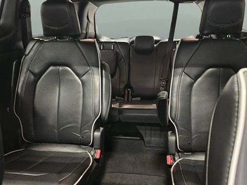 Used 2025 Chrysler Pacifica Limited FWD image 22