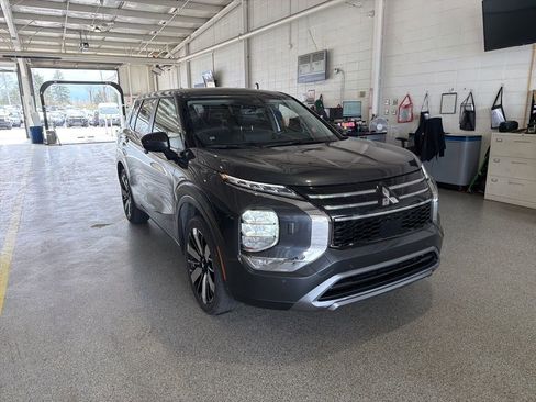 Used 2025 Mitsubishi Outlander SE image 2
