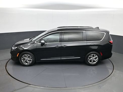 Used 2023 Chrysler Pacifica Limited FWD image 21